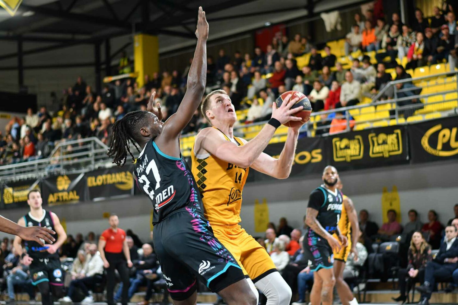 EN IMAGES. Basket : la Chorale de Roanne fait plier Rouen